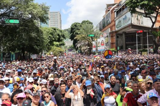 GONZÁLEZ URRUTIA Y MACHADO PIDEN A LOS MILITARES DE VENEZUELA PONERSE AL LADO DEL PUEBLO, Y LA FISCALÍA ABRE UNA INVESTIGACIÓN PENAL A LOS DOS​