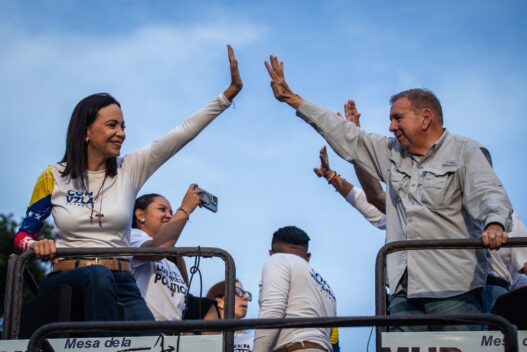 EDMUNDO GONZÁLEZ Y SU ESPOSA LLEGAN A ESPAÑA; MARÍA CORINA MACHADO SE QUEDA EN VENEZUELA​