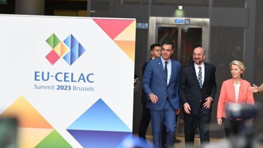 LAS CORTES PIDEN CUMBRES BIANUALES UE-CELAC EN AÑOS ALTERNOS A LAS CUMBRES IBEROAMERICANAS​