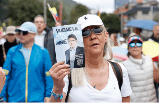 URIBE, EL SENADOR COLOMBIANO CON UNA VIDA MARCADA POR LA VIOLENCIA: SU MADRE FUE ASESINADA CUANDO ÉL TENÍA 4 AÑOS Y AHORA INTENTAN MATARLO A ÉL​
