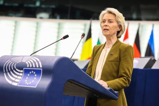 VON DER LEYEN PROCLAMA QUE “EUROPA ESTÁ EN COMBATE” Y ANUNCIA UN PAQUETE DE MEDIDAS PARA REFORZAR LA AUTONOMÍA DEL CONTINENTE​