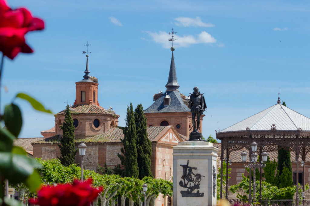 Vista del edificio histórico en la Plaza de Cervantes en Alcalá de Henares