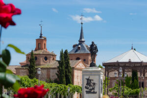 Vista del edificio histórico en la Plaza de Cervantes en Alcalá de Henares