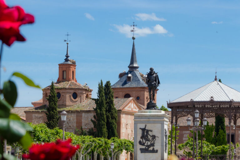 Vista del edificio histórico en la Plaza de Cervantes en Alcalá de Henares